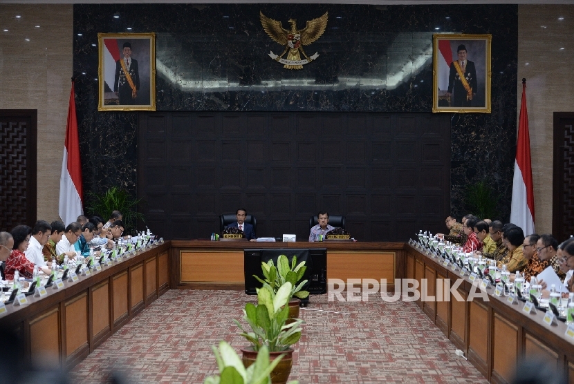 Presiden Joko Widodo (kiri) dan Wapres Jusuf Kalla memimpin sidang kabinet paripurna di Gedung Utama Kementerian Sekretariat Negara, Jakarta, Kamis (7/4).