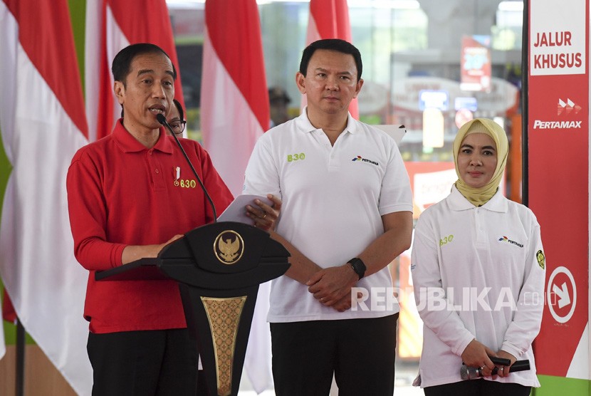 Presiden Joko Widodo (kiri) didampingi Direktur Utama Pertamina Nicke Widyawati (kanan) dan Komisaris Utama Pertamina Basuki Tjahaja Purnama (tengah).