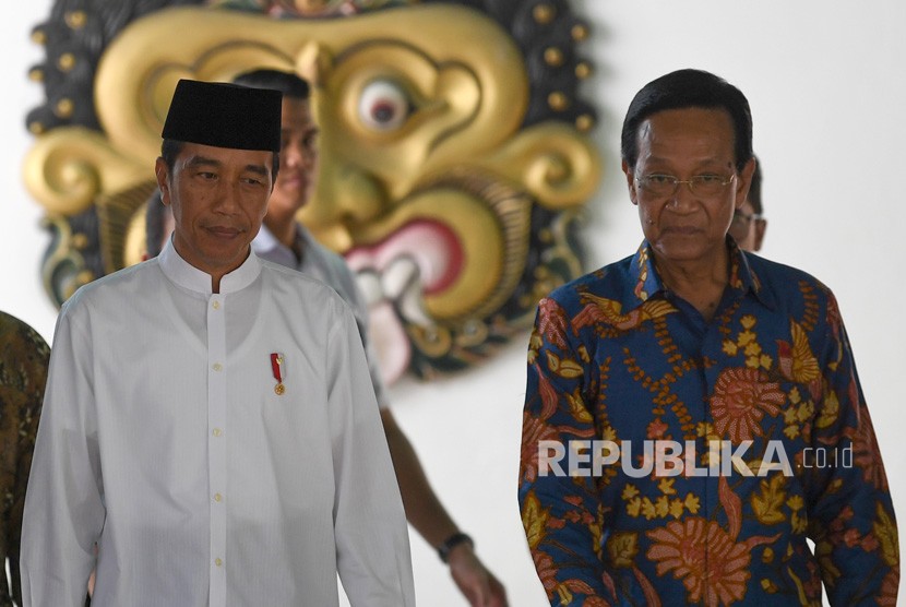 Presiden Joko Widodo (kiri) didampingi Gubernur DI Yogyakarta Sri Sultan HB X seusai melakukan pertemuan di Keraton Yogyakarta, Kamis (6/12/2018).