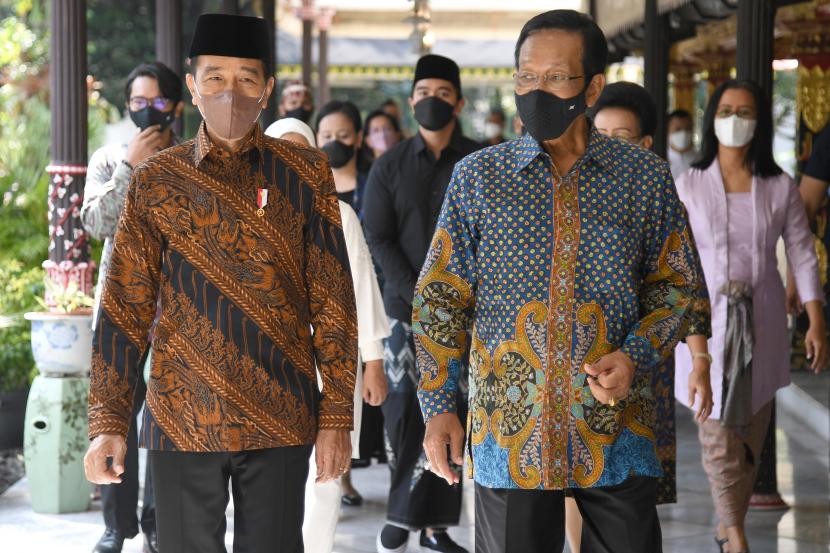 Presiden Joko Widodo (kiri) didampingi Gubernur DIY Sri Sultan Hamengku Buwono X berjalan di Keraton Yogyakarta, Senin (2/5/2022). Presiden Joko Widodo beserta Ibu Iriana Joko Widodo bersilaturahmi ke Keraton Yogyakarta dan menghaturkan selamat Idul Fitri kepada Sri Sultan Hamengkubuwono X, Gusti Kanjeng Ratu (GKR) Hemas, dan seluruh keluarga Keraton Yogyakarta.