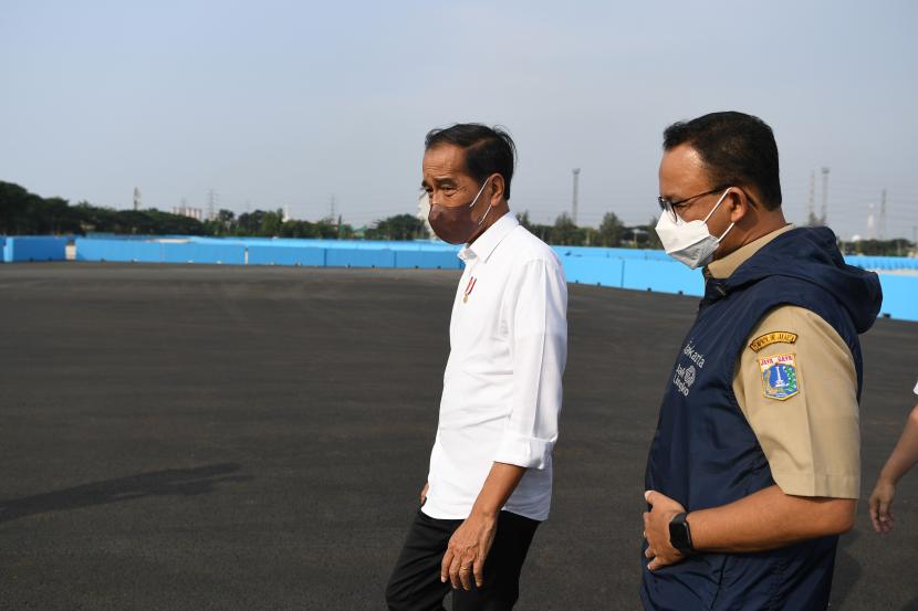 Presiden Joko Widodo (kiri) didampingi Gubernur DKI Jakarta Anies Baswedan meninjau Jakarta International E-Prix Circuit (JIEC) di Ancol, Jakarta Utara, Senin (25/4/2022). Presiden Joko Widodo meninjau secara langsung progres pembangunan serta persiapan di sirkuit tersebut.