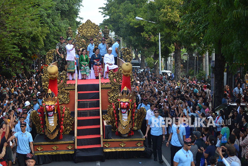 Presiden Joko Widodo (kiri) didampingi Ibu Negara Iriana Joko Widodo (kedua kiri), Gubernur Bali I Made Mangku Pastika (kanan) dan istri Ni Made Ayu Putri mengikuti Pawai Pesta Kesenian Bali ke-40 di Denpasar, Bali, Sabtu (23/6). 