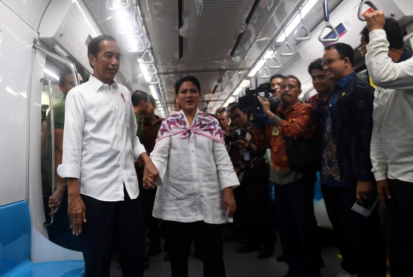 Presiden Joko Widodo (kiri) didampingi Ibu Negara Iriana Joko WIdodo (kedua kiri) mencoba MRT dengan rute stasiun Bundaran HI-Lebak Bulus-Istora di Jakarta, Kamis (21/3/2019).