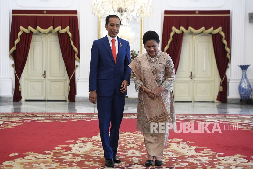 Presiden Joko Widodo (kiri) didampingi Ibu Negara Iriana Joko Widodo (kanan)