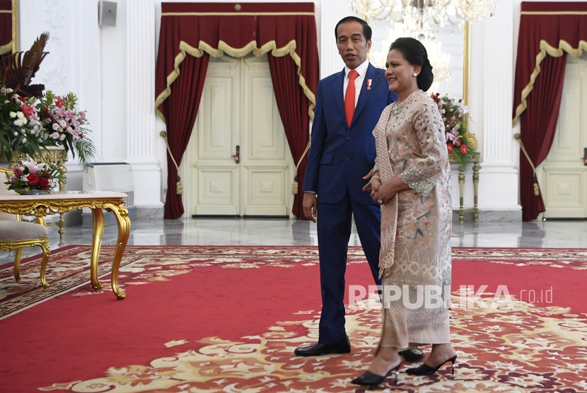 Presiden Joko Widodo (kiri) didampingi Ibu Negara Iriana Joko Widodo (kanan) berpose usai menerima sejumlah tamu negara di Istana Merdeka, Jakarta, Ahad (20/10/2019).