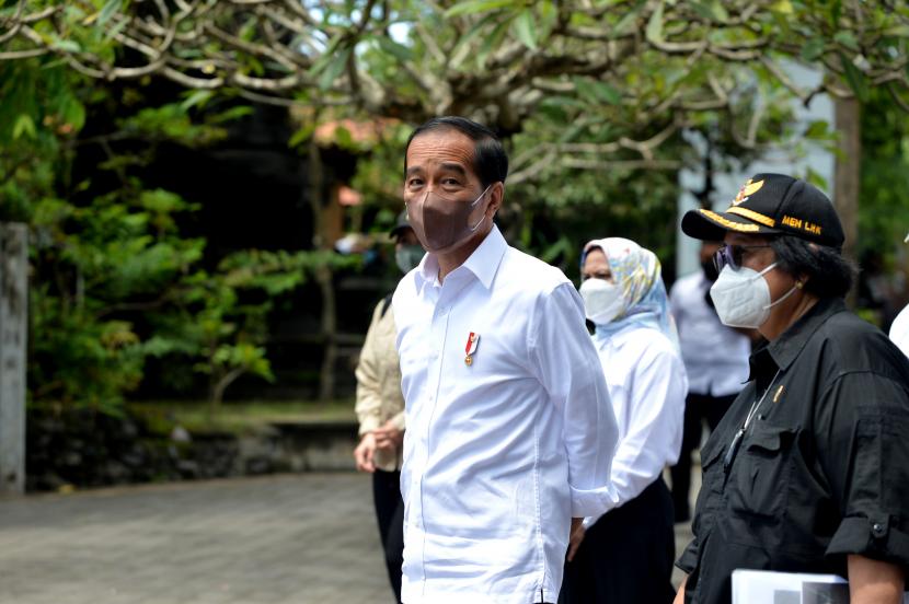 Presiden Joko Widodo (kiri) 