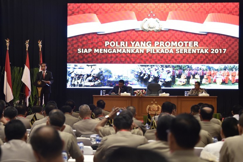 Presiden Joko Widodo (kiri) didampingi Kapolri Jenderal Pol Tito Karnavian (kanan) dan Menko Polhukam Wiranto menyampaikan arahan dalam Rapim Polri 2017 di Auditorium PTIK, Jakarta, Rabu (25/1).