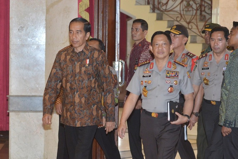Presiden Joko Widodo (kiri) didampingi Kapolri Jenderal Polisi Tito Karnavian (kanan)