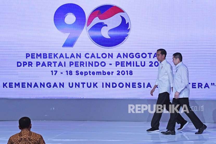 Presiden Joko Widodo (kiri) didampingi Ketua Umum Partai Perindo Harry Tanoesoedibjo (kanan) bersiap memberikan pembekalan bagi calon anggota legislatif Partai Perindo di Jakarta, Senin (17/9).