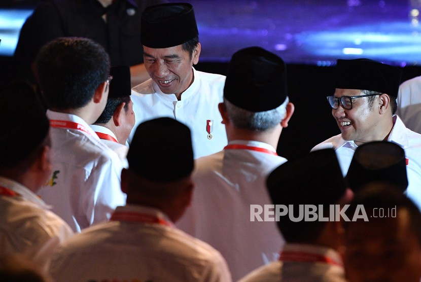 Presiden Joko Widodo (kiri) didampingi Ketua Umum PKB Muhaimin Iskandar (kanan) tiba untuk menghadiri Konsolidasi Caleg PKB di Balai Sarbini, Jakarta, Senin (17/12/2018). 