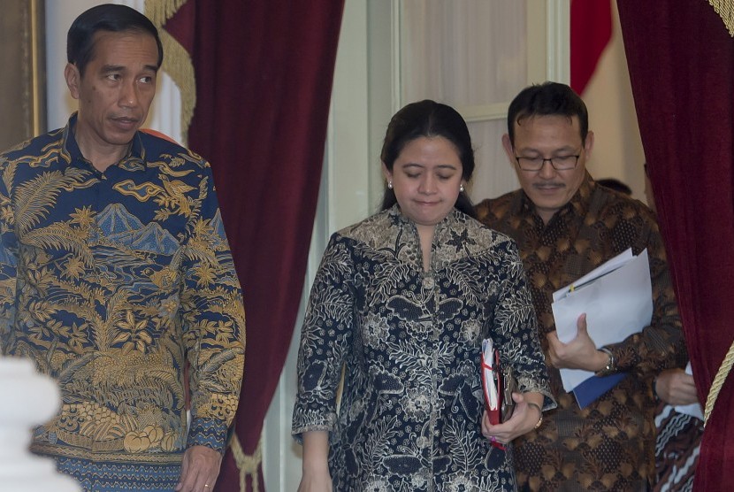 Presiden Joko Widodo (kiri) didampingi Menko PMK Puan Maharani (tengah) dan Dirut BPJS Kesehatan Fachmi Idris (kanan) bersiap memberikan keterangan pers di Istana Merdeka, Jakarta, Kamis (10/3). 