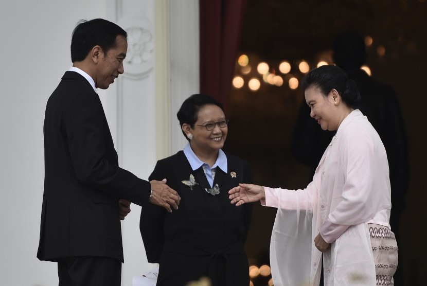 Presiden Joko Widodo (kiri) didampingi Menlu Retno Marsudi (tengah) berjabat tangan dengan Dubes Myanmar untuk RI Ei Ei Khin Aye usai Penyerahan surat-surat kepercayaan Duta Besar Luar Biasa dan Berkuasa Penuh (LBBP) untuk Republik Indonesia di Istana Merdeka, Jakarta, Selasa (12/9).