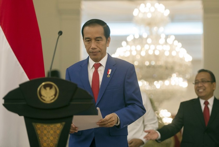 Presiden Joko Widodo (kiri) 