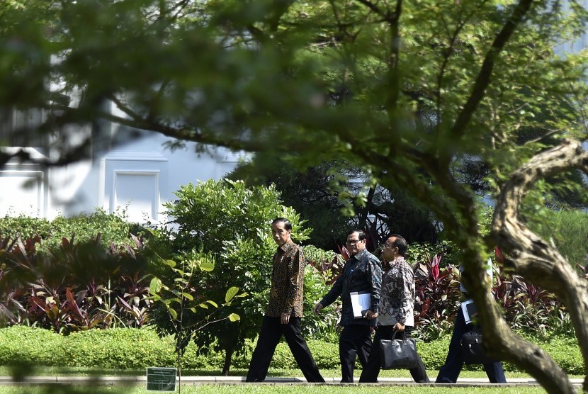 Presiden Joko Widodo (kiri) didampingi Mensesneg Pratikno (kanan) dan Seskab Pramono Anung (tengah) berjalan menuju Kantor Presiden untuk memimpin Rapat Terbatas Evaluasi Pelaksanaan Proyek Strategis Nasional dan Program Prioritas Provinsi Kalimantan Selatan di Jakarta, Senin (10/4). 