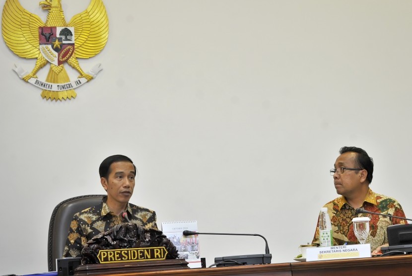 Presiden Joko Widodo (kiri) didampingi Mensesneg Pratikno