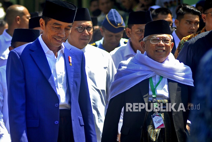 Presiden Joko Widodo (kiri) dan Ketua MUI KH Maruf Amin (kanan) 