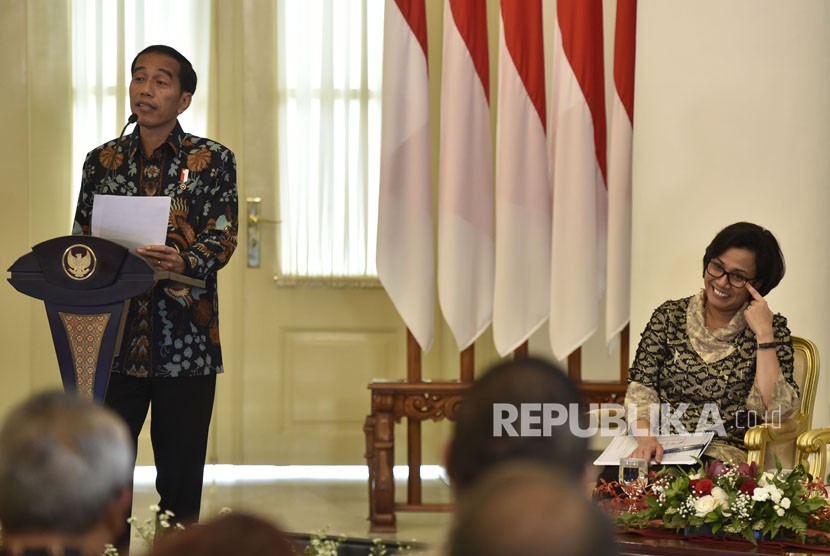 Presiden Joko Widodo (kiri) didampingi Menteri Keuangan Sri Mulyani (kanan) dalam sebuah kesempatan bersama. ilustrasi
