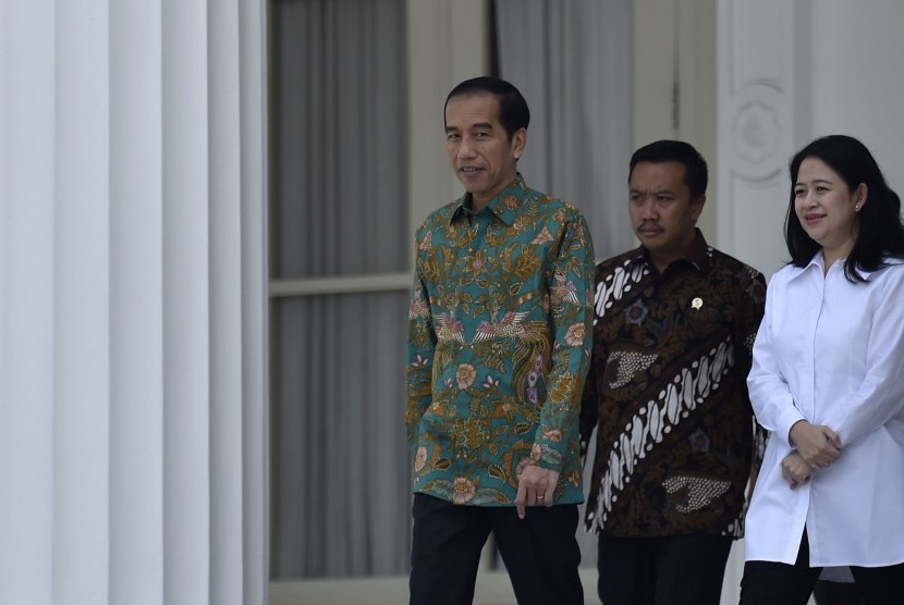 Presiden Joko Widodo (kiri) berjalan bersama saat akan melepas Kontingen Indonesia menuju Olimpiade Rio de Janeiro di halaman Istana Merdeka, Jakarta, Rabu (22/6). 