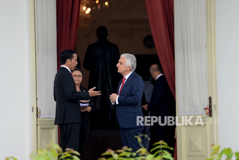 President Joko Widodo (left) accompanied by Minister of Foreign Affairs Retno Marsudi (two from the left) was talking to the Ambassador Extraordinary and Plenipotentiary of the Republic of Turkey to Indonesia HE Mehmet Kadri Sander Gorbuz at Merdeka Palace, Jakarta, Tuesday (10/4).