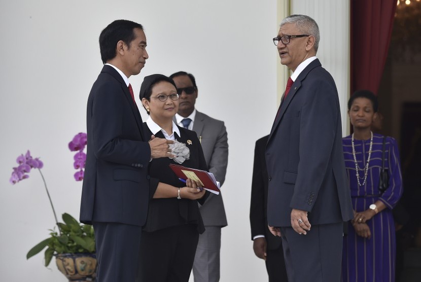 Indonesian President Joko Widodo (left) accompanied by Minister of Foreign Affairs Retno L.P. Marsudi (second left) talks to dengan Azmal Kabir (second right).