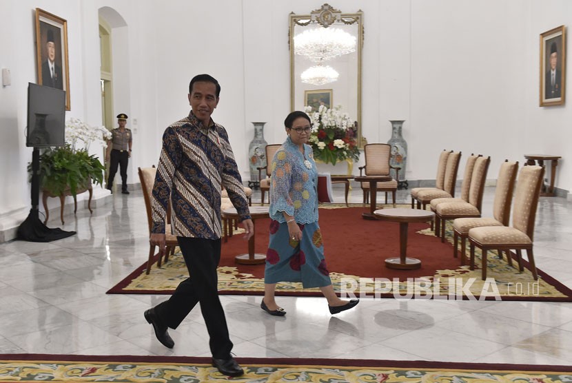 President Joko Widodo (left) and MInister of Foreign Affairs Retno Marsudi