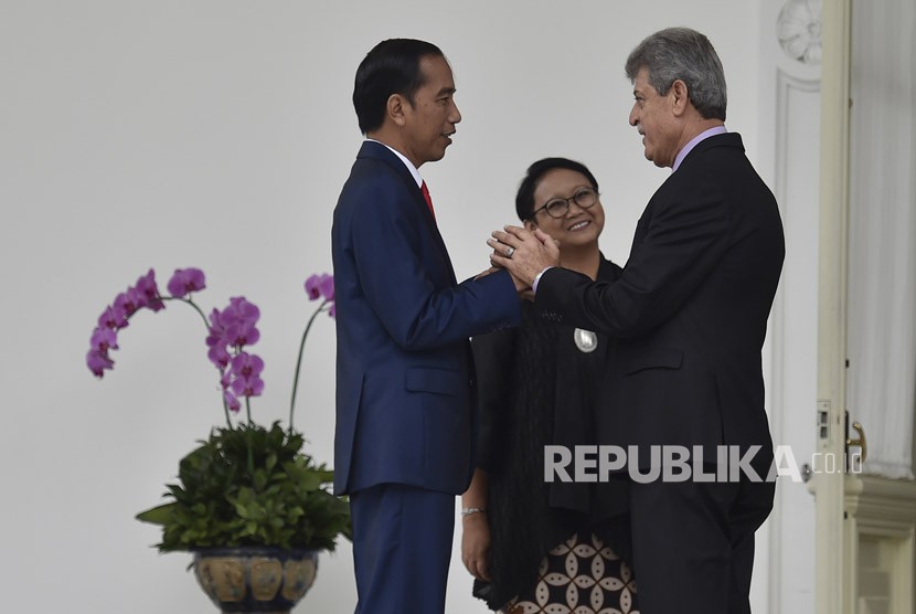 Presiden Joko Widodo (kiri) didampingi Menteri Luar Negeri Retno Marsudi (tengah) menerima Duta Besar LBBP Palestina untuk Indonesia Zuhair Al-Shun (kanan) di beranda Istana Merdeka, Jakarta, Rabu (17/1).