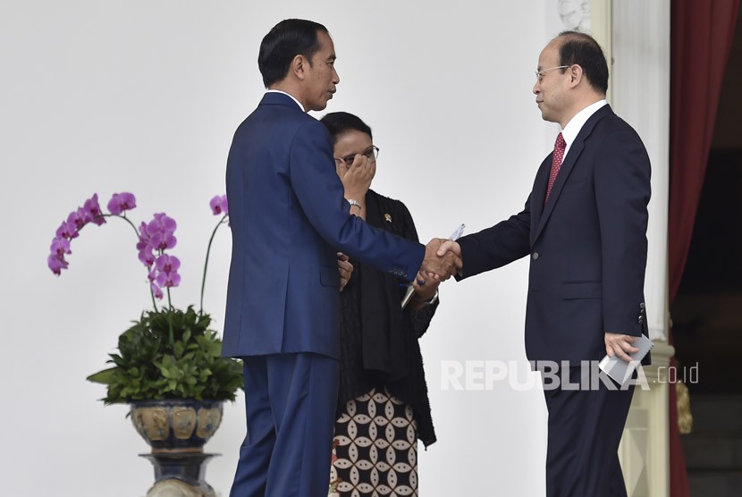 Presiden Joko Widodo (kiri) didampingi Menteri Luar Negeri Retno Marsudi (tengah) menerima Duta Besar LBBP Republik Rakyat Tiongkok Xiao Qian (kanan) di beranda Istana Merdeka, Jakarta, Rabu (17/1).