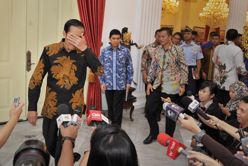 Presiden Joko Widodo (kiri) didampingi Menteri PAN-RB Yuddy Chrisnandi (kedua kiri) menjawab pertanyaan wartawan mengenai pencatutan nama Presiden oleh politisi DPR di Jakarta, Rabu (18/11). 