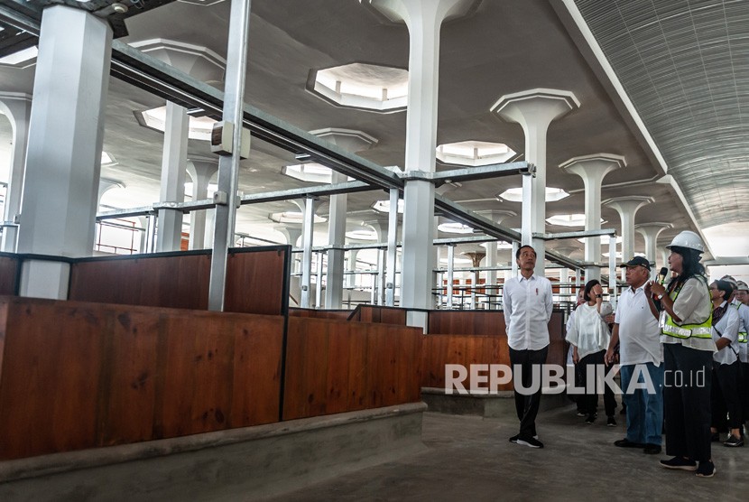 Presiden Joko Widodo (kiri) meninjau Proyek Revitalisasi Bangunan Cagar Budaya Pasar Johar di Semarang, Jawa Tengah (ilustrasi)