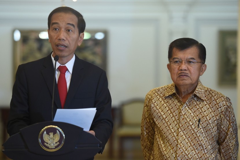 Presiden Joko Widodo (kiri) didampingi Wakil Presiden Jusuf Kalla (kanan) menyampaikan keterangan pers sebelum bertolak ke Amerika Serikat di Bandara Halim Perdanakusuma Jakarta, Minggu (14/2). 