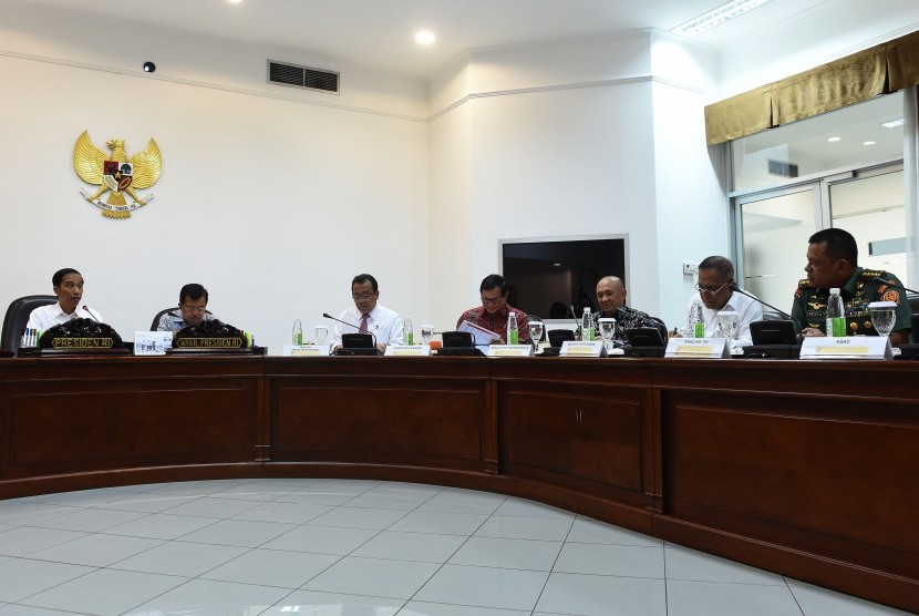 Presiden Joko Widodo (kiri) didampingi Wakil Presiden Jusuf Kalla (kedua kiri) memimpin rapat terbatas di Kantor Kepresidenan, Jakarta, Selasa (23/2)