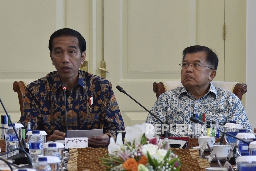 Presiden Joko Widodo (kiri) didampingi Wakil Presiden Jusuf Kalla (kanan)