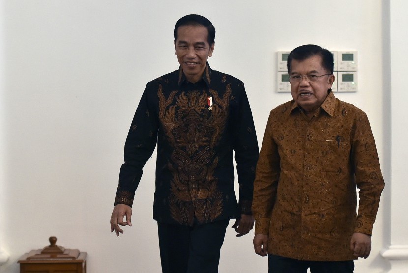 Presiden Joko Widodo (kiri) didampingi Wakil Presiden Jusuf Kalla (kanan).