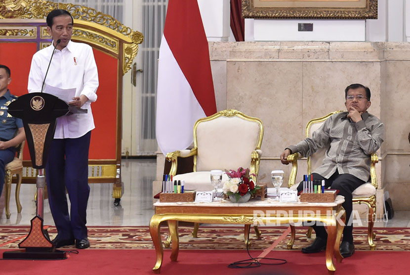 Presiden Joko Widodo (kiri) didampingi Wakil Presiden Jusuf Kalla memimpin Sidang Kabinet Paripurna tentang RAPBN 2018 di Istana Negara, Jakarta, Senin (24/7).