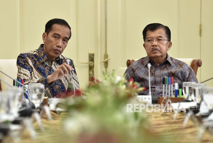 Presiden Joko Widodo (kiri) didampingi Wakil Presiden Jusuf Kalla (kanan) 