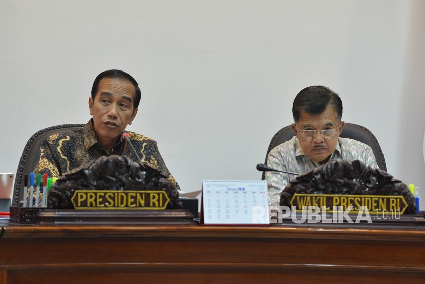 President Joko Widodo (left) accompanied by Vice President Jusuf Kalla lead a meeting at State Palace, Jakarta, Thursday (March 15).