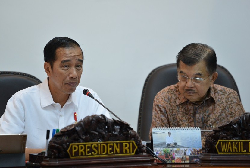Presiden Joko Widodo (kiri) didampingi Wakil Presiden Jusuf Kalla memimpin rapat terbatas di Kantor Presiden, Jakarta, Jumat (20/7).