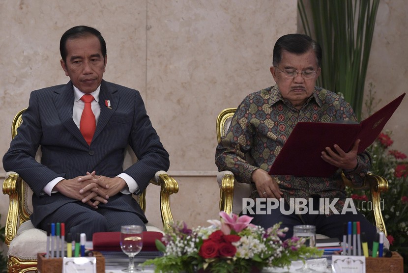 President Joko Widodo (left) accompanied by Vice President Jusuf Kalla chairs  plenary cabinet meeting on the 2019 national program and activities, in Jakarta, Monday (Jan 7). 