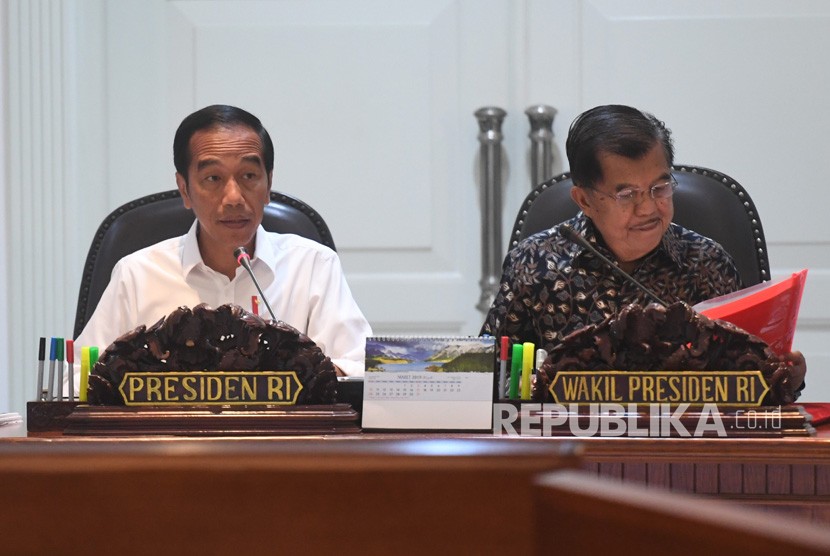 Presiden Joko Widodo (kiri) didampingi Wakil Presiden Jusuf Kalla (kanan) memimpin rapat terbatas di Kantor Presiden, Jakarta, Selasa (19/3/2019).