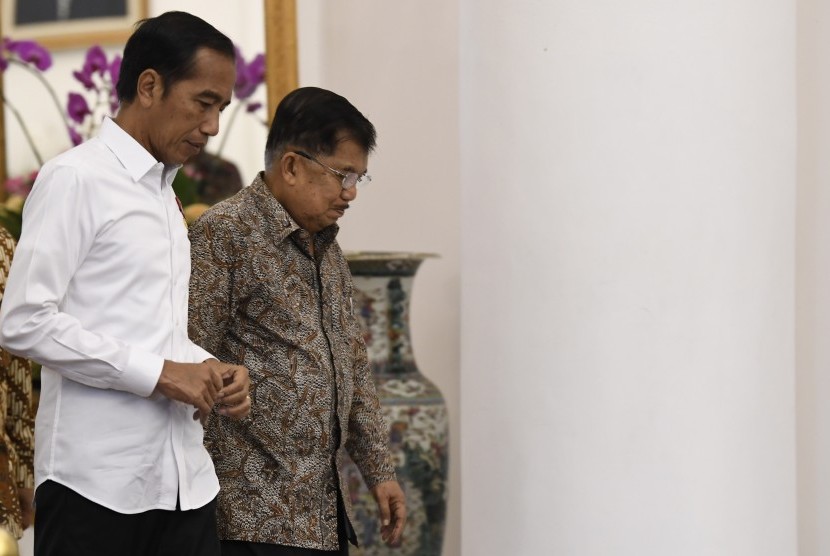 Presiden Joko Widodo (kiri) didampingi Wakil Presiden Jusuf Kalla (kanan).