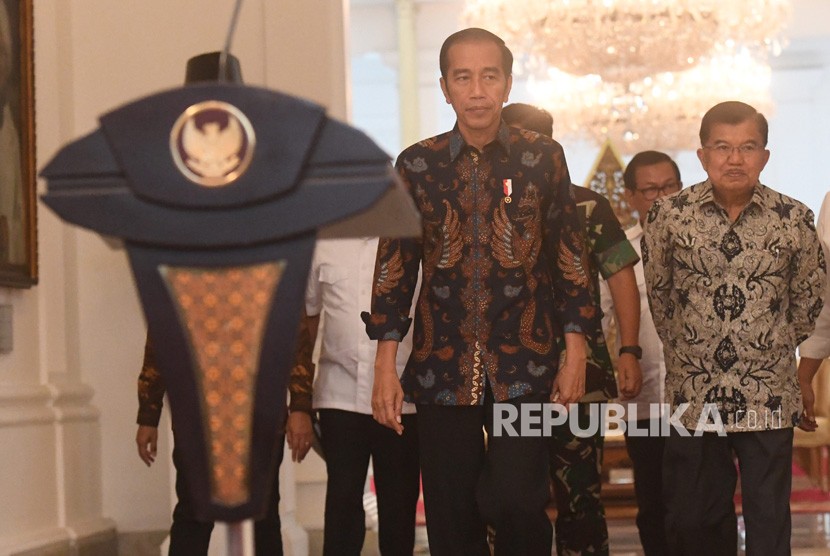 Presiden Joko Widodo (kiri) didampingi Wakil Presiden Jusuf Kalla (kanan) bersiap menyampaikan keterangan terkait kerusuhan pascapengumunan hasil pemilu 2019 di Istana Merdeka, Jakarta, Rabu (22/5/2019).