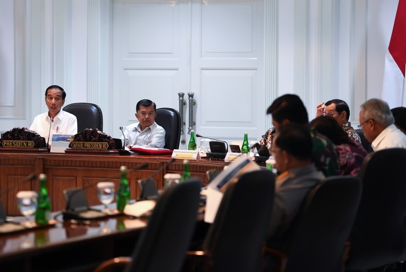 Presiden Joko Widodo (kiri) didampingi Wakil Presiden Jusuf Kalla (kedua kiri) memimpin rapat kabinet terbatas di Kantor Presiden Jakarta, Senin (15/7/2019). 