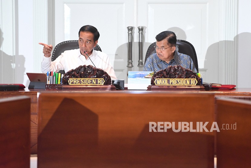 Presiden Joko Widodo (kiri) didampingi Wakil Presiden Jusuf Kalla (kanan) memimpin rapat terbatas di Kantor Presiden, Jakarta, Selasa (16/7/2019). 