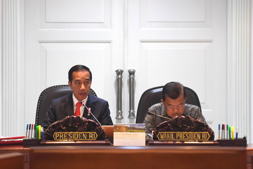 Presiden Joko Widodo (kiri) didampingi Wakil Presiden Jusuf Kalla memimpin rapat terbatas di Kantor Presiden, Jakarta, Senin (26/8/2019). 