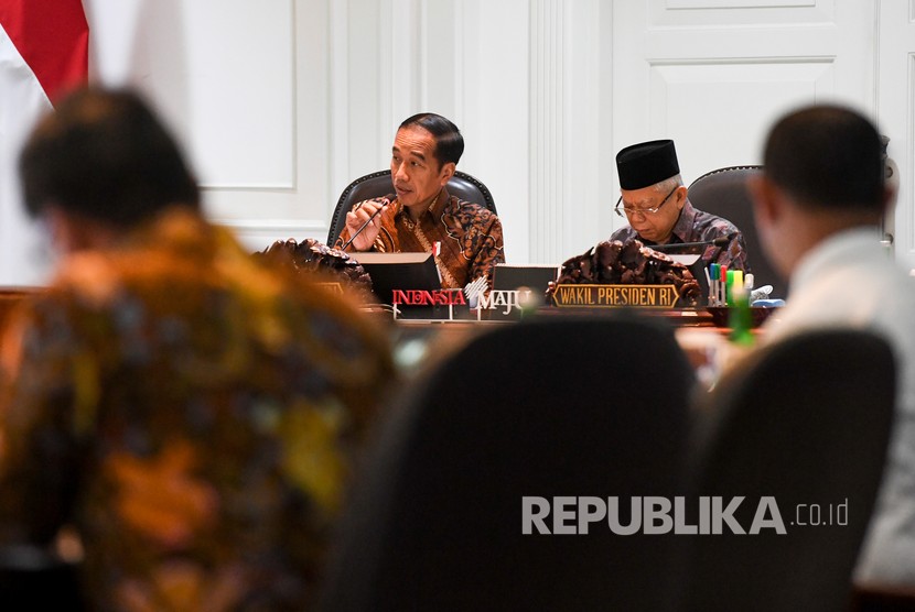 Presiden Joko Widodo (kiri) didampingi Wakil Presiden Maruf Amin (kanan) memimpin rapat terbatas (ratas) tentang peningkatan peringkat pariwisata Indonesia di Kantor Presiden, Jakarta, Senin (17/2/2020).