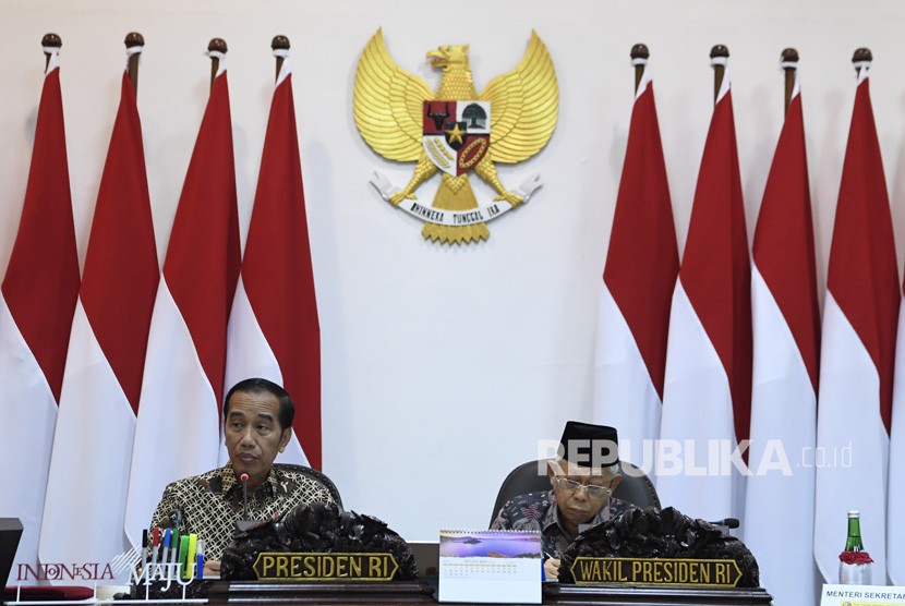 Presiden Joko Widodo (kiri) didampingi Wakil Presiden Maruf Amin (kanan) memimpin rapat terbatas tentang program dan kegiatan bidang politik, hukum dan keamanan di Kantor Presiden, Jakarta, Kamis (31/10/2019).