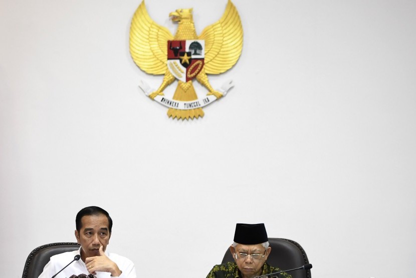 Presiden Joko Widodo (kiri) didampingi Wakil Presiden Maruf Amin (kanan) 