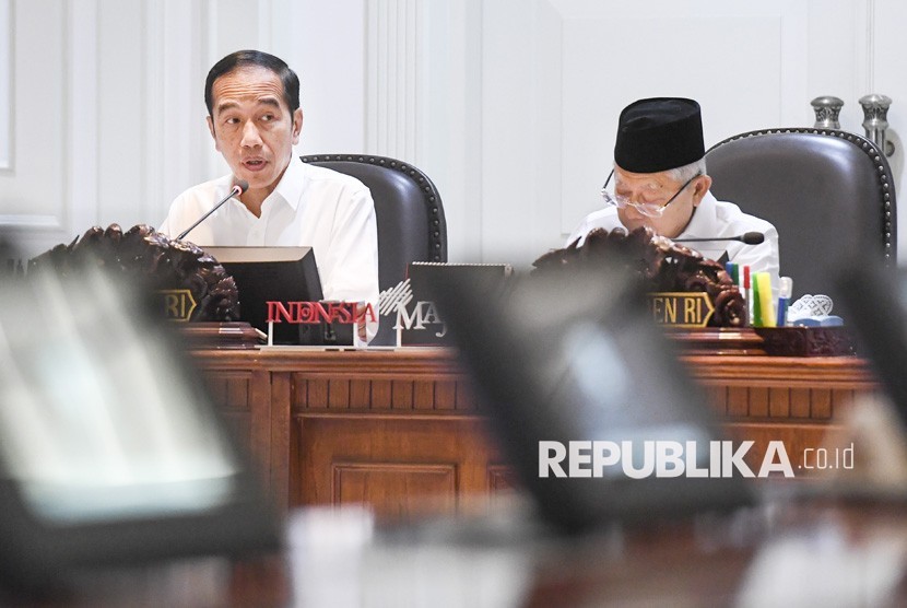 Presiden Joko Widodo (kiri) didampingi Wakil Presiden Ma