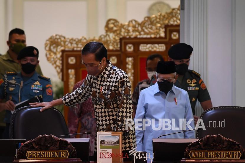 Presiden Joko Widodo (kiri) didampingi Wakil Presiden Ma'ruf Amin memimpin rapat kabinet. Jokowi baru-baru ini meneken Perpres Wamen Kemendagri. (ilustrasi)