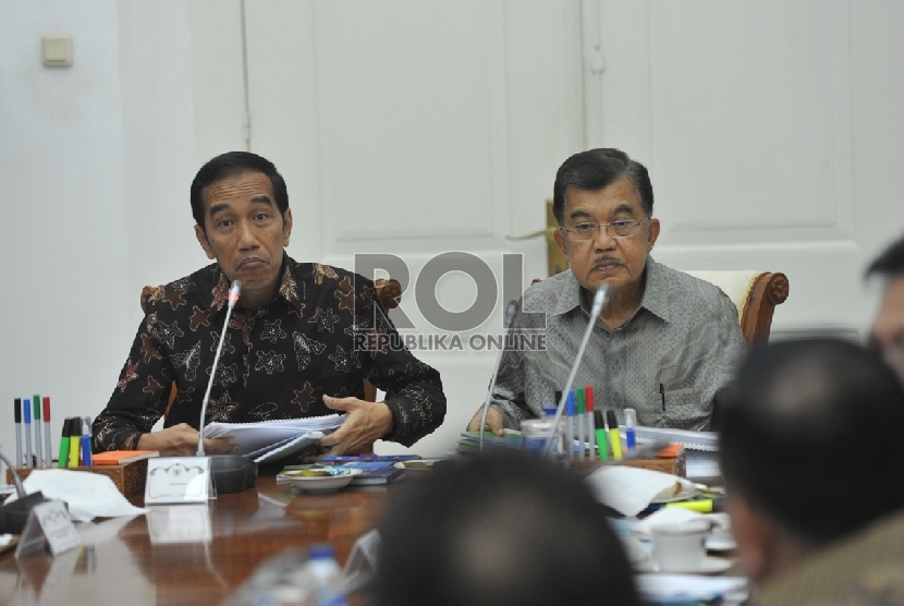  Presiden Joko Widodo (kiri) didampingi Wapres Jusuf Kalla memimpin rapat dengan Dirjen Penyelenggara Haji dan Umrah Kementerian Agama di Istana Bogor, Jawa Barat, Senin (16/2).